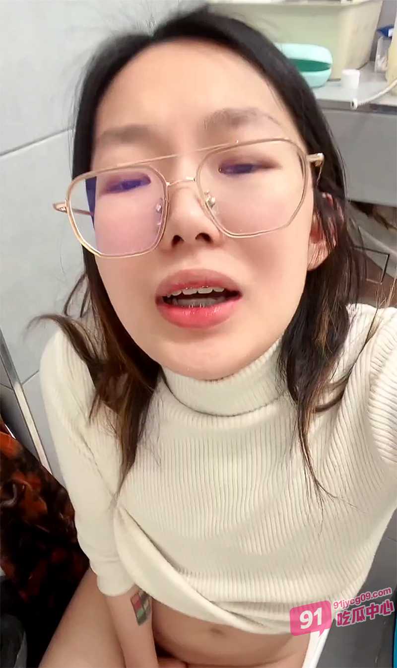 牙套妹大尺度私拍流出 完美身姿柔软的舌头 绝对是个尤物！ 配图3