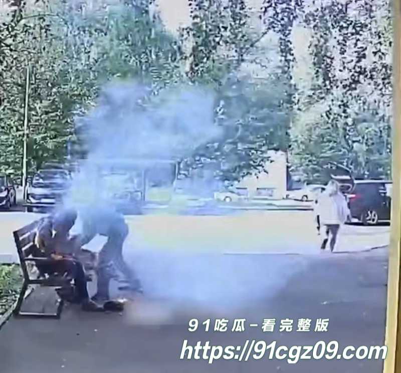 鞑靼斯坦男子抽烟差点自焚1素材水印版 鞑靼斯坦男子抽烟差点自焚1素材水印版