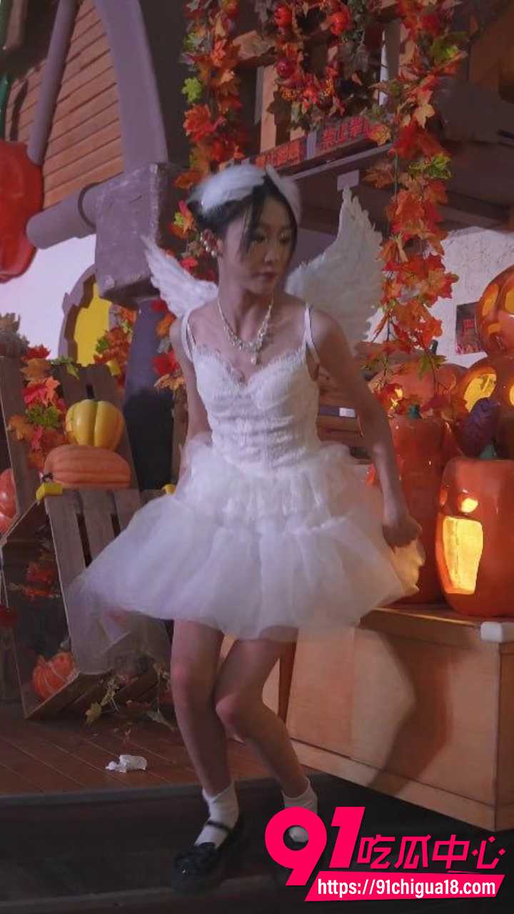 街拍抄底天使裙极品美女1 街拍抄底天使裙极品美女1