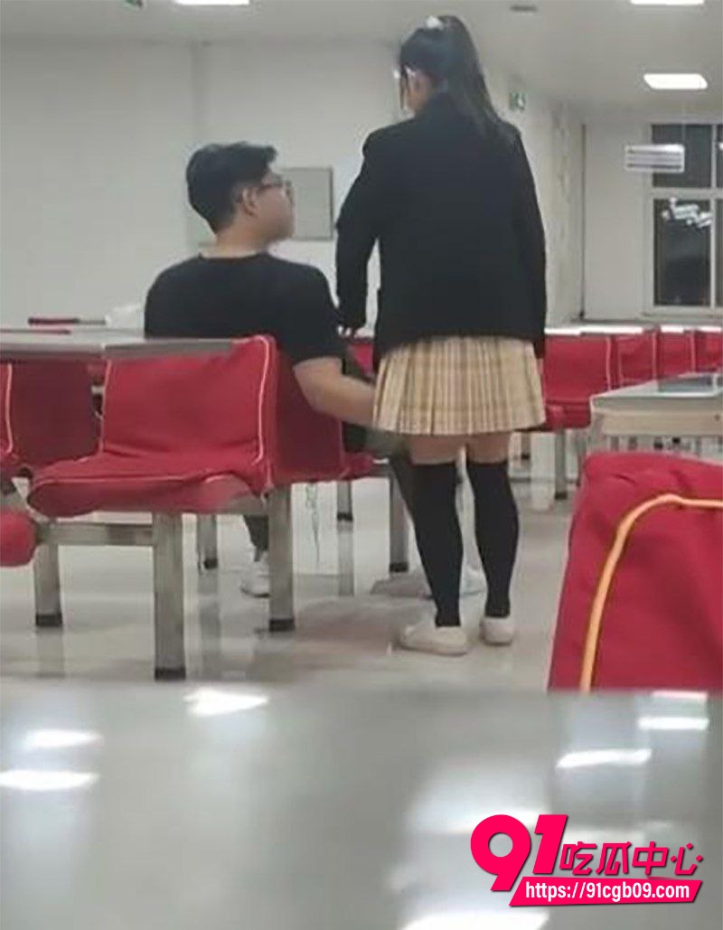 哈理工荣成学院食堂 情侣上演惊天淫戏 3