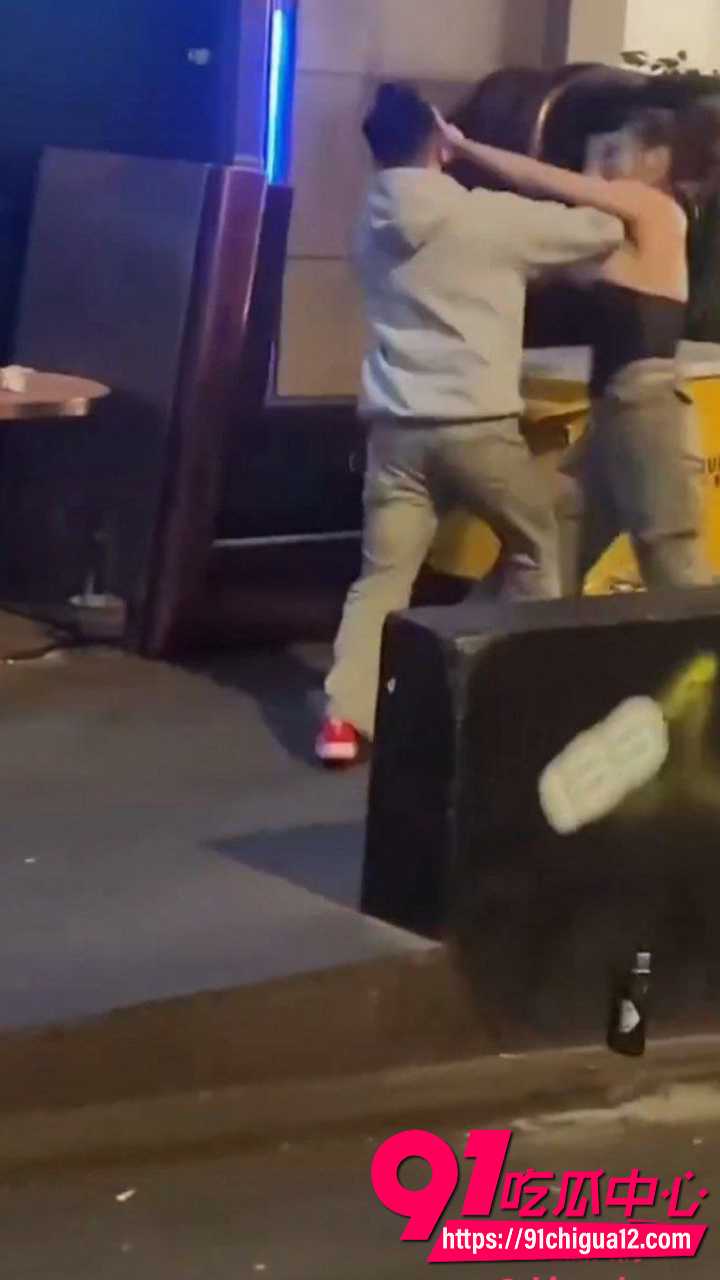 街头激战大胸妹被男子抓奶龙爪手直接放倒2