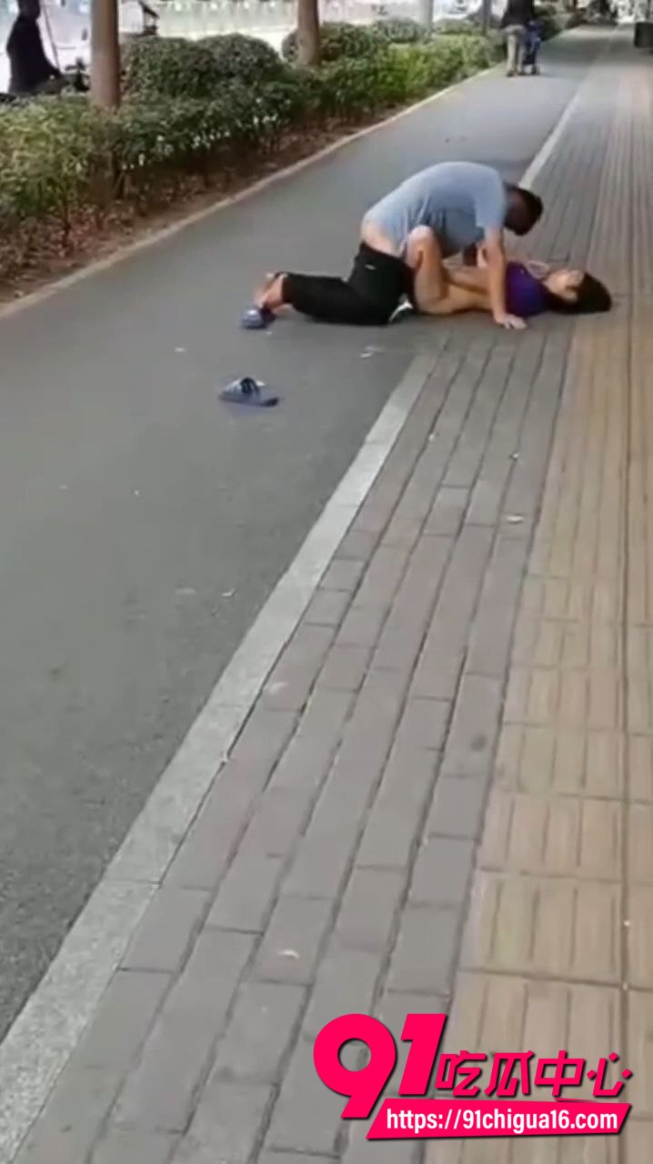 情侣在路边当众做爱视频10