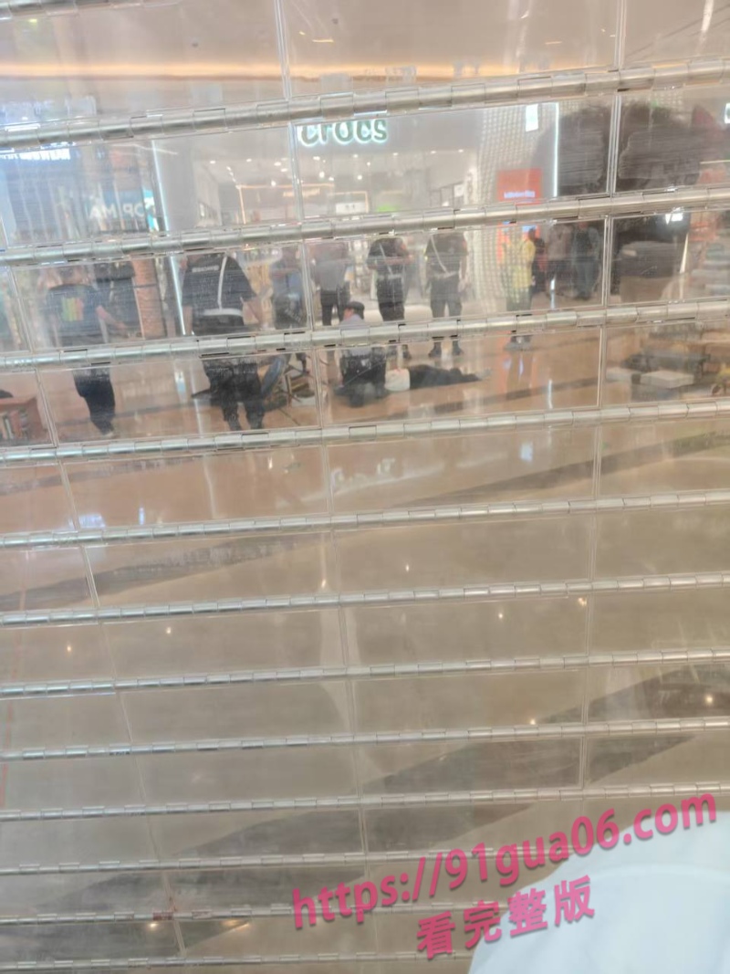 成都太古里持刀伤人事件 男子捅伤女友后割颈自杀 现场视频疯传 配图4