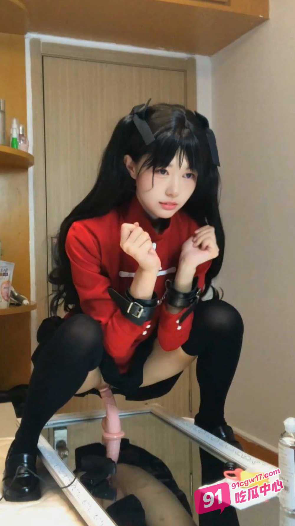 万人求资源！美少女COSER远坂凛对镜骑乘 真是粉嫩多汁啊！ 配图