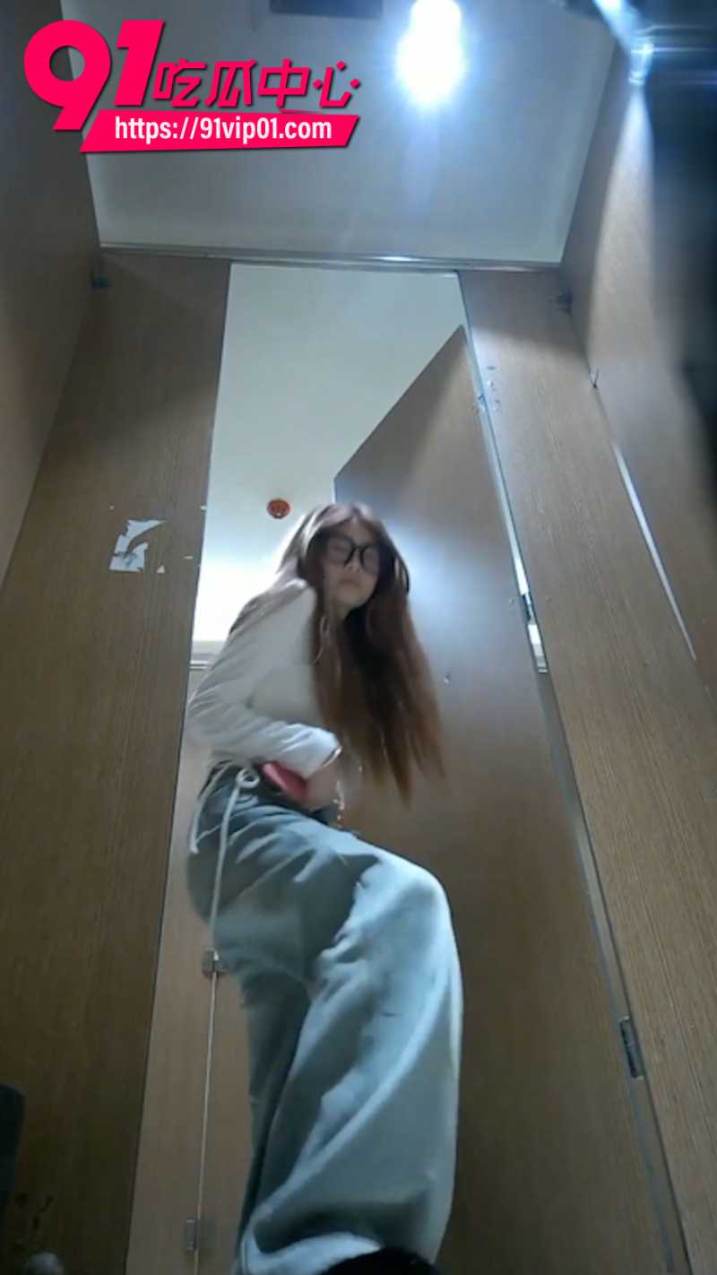 厕拍大神潜入商城女厕安装摄像头极限偷拍美女尿尿5