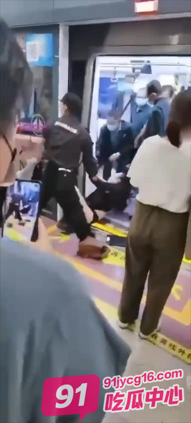 西安地铁女乘客被保安“扒衣示众” 现场视频曝光！ 配图