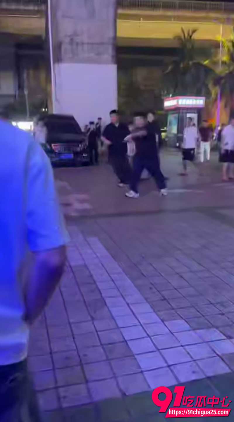 海口夜市男子驾驶轿车撞人  6