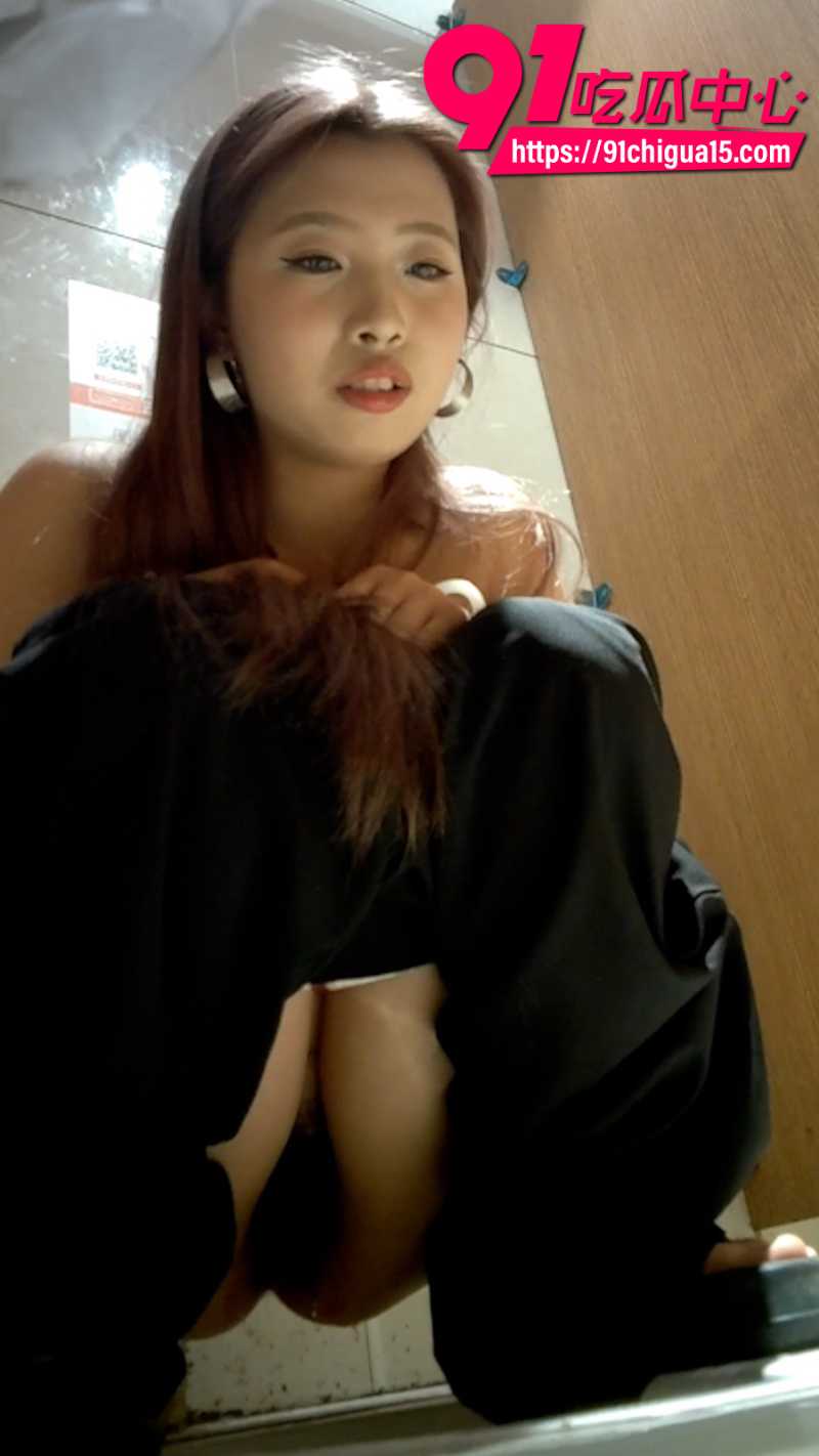厕拍大神在酒吧女厕所安装针孔摄像头极限偷拍5