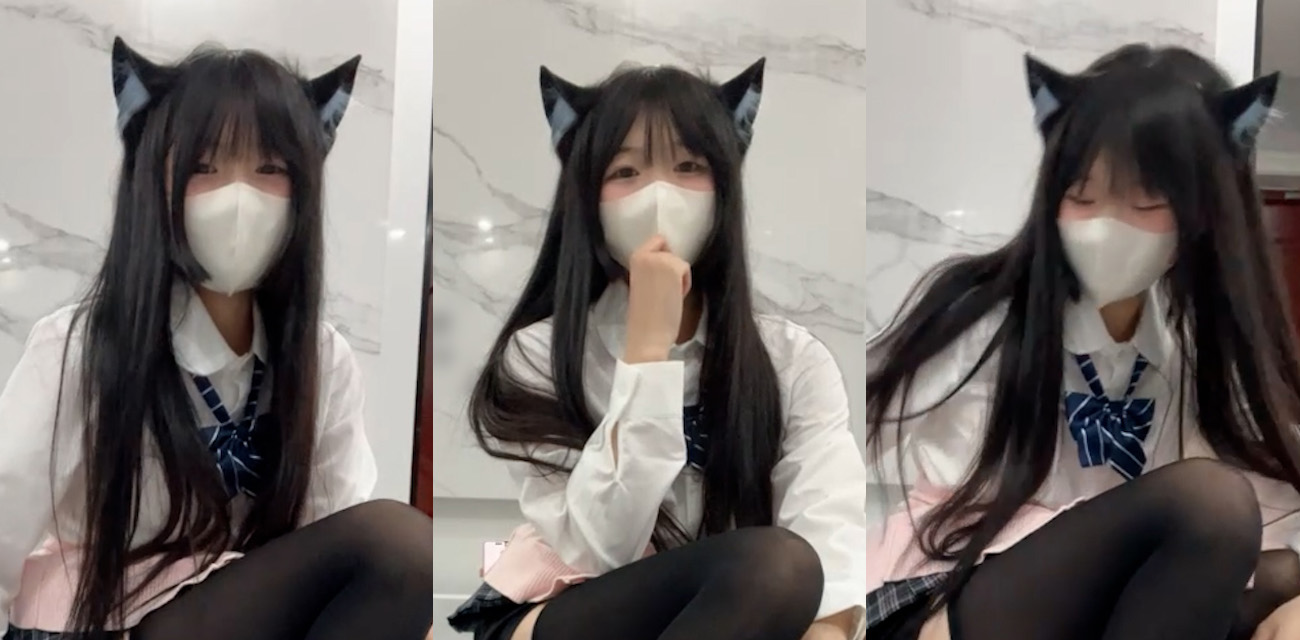 白嫩女高中生身穿JK制服 把女同学调教成听话母狗 让她跪在地上乖乖舔脚