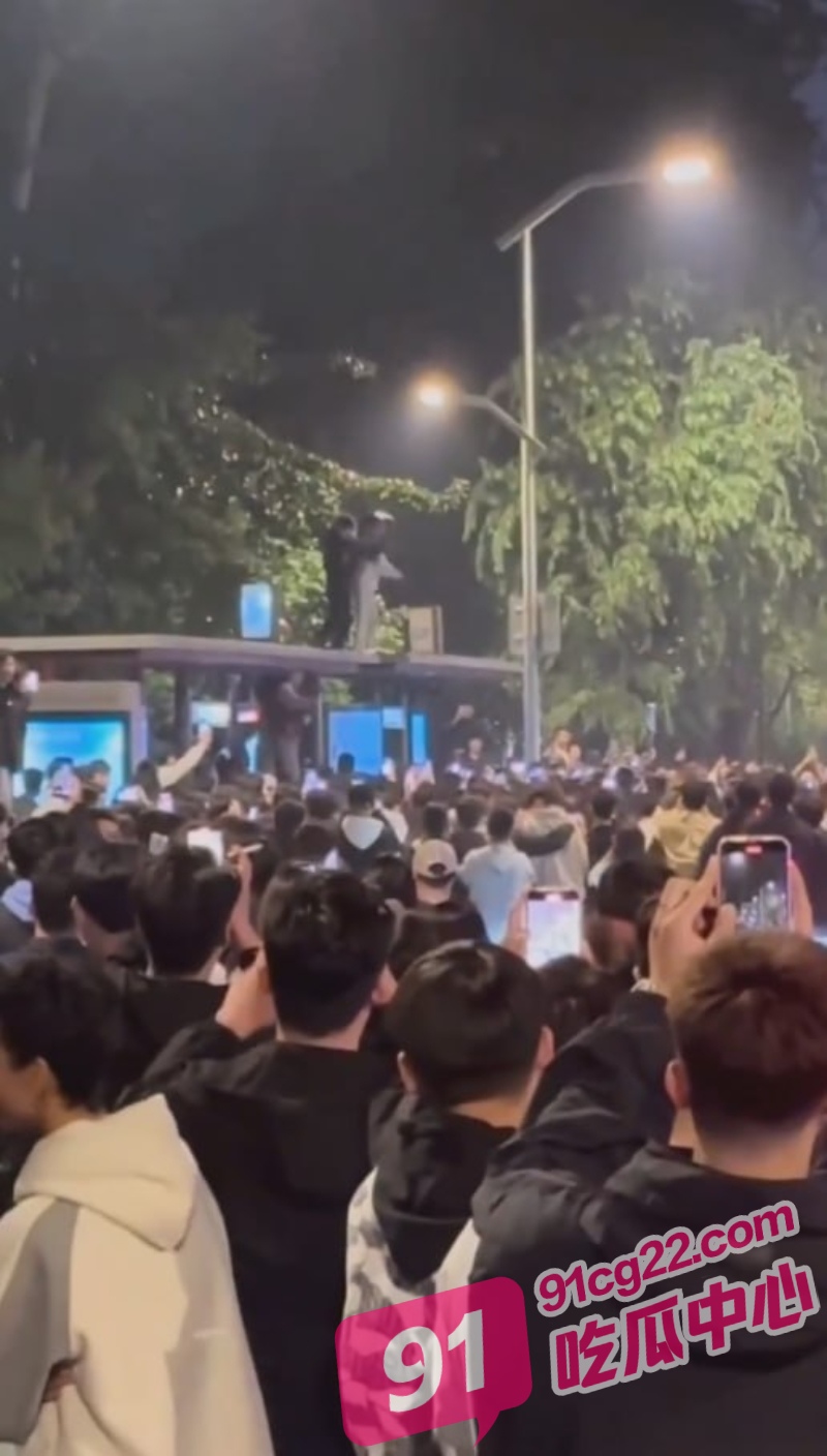济南解放阁飙车炸街瓜 鬼火少年深夜警方对峙 一小伙被现场爆抽耳光！