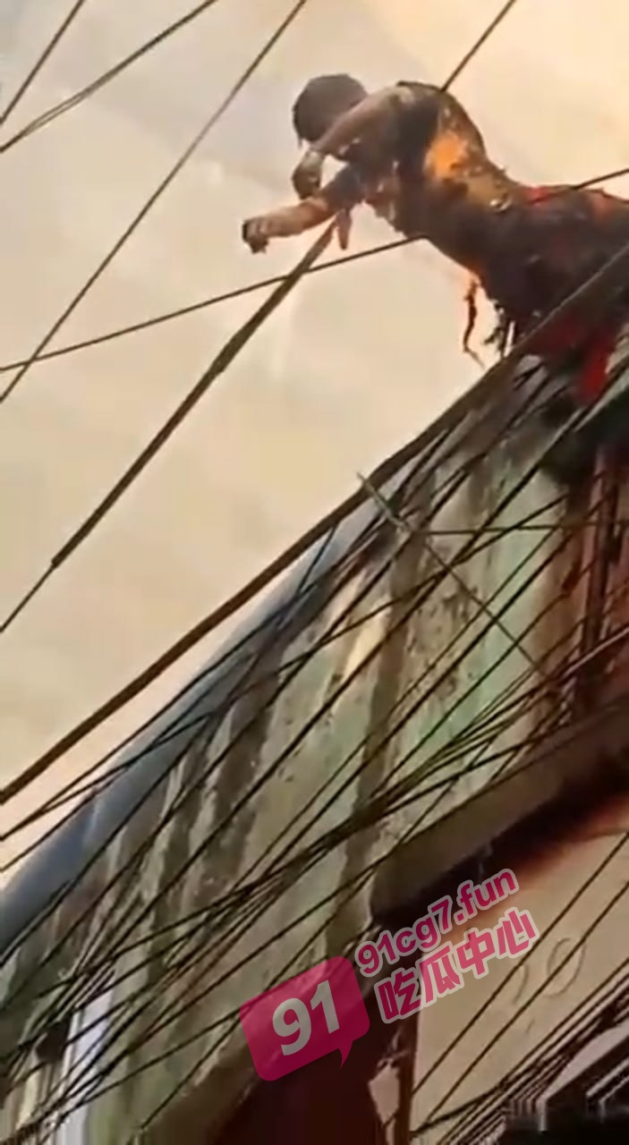 惊悚慎点～印度三哥割电线卖钱 全身被烤糊燃烧！