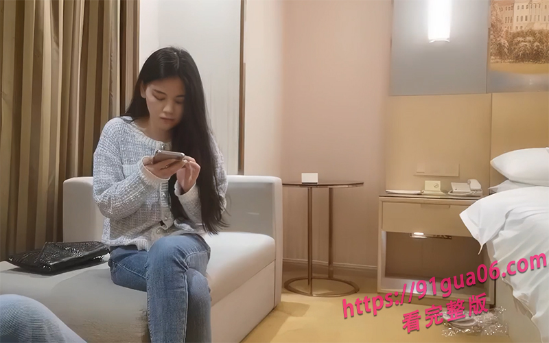 精选探花良家少妇 细肌嫩肤的身材不输美少女 扣穴还拍照留念！
