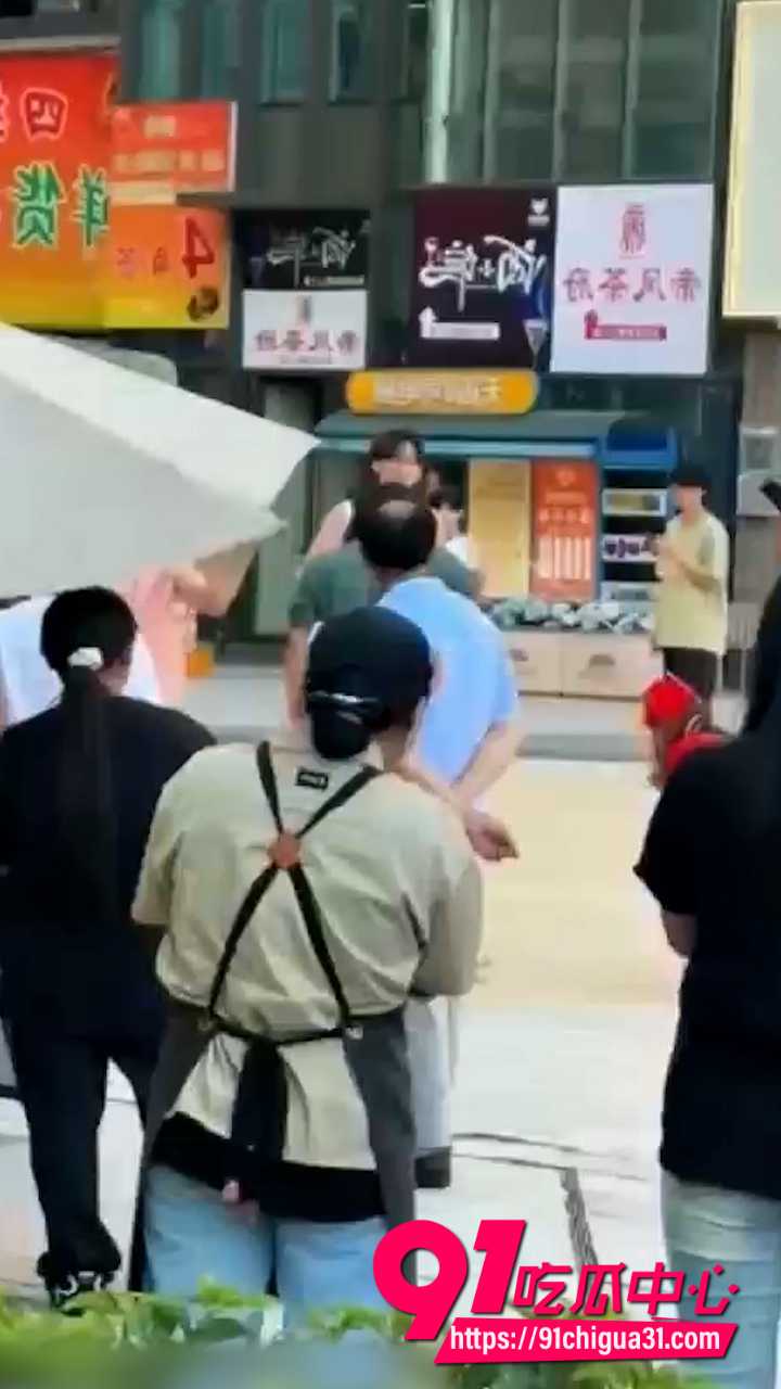 妻子出轨被抓包 老公狠心惩罚穿红衣跪街头叫卖 脖子挂牌80一次当街羞辱社死！