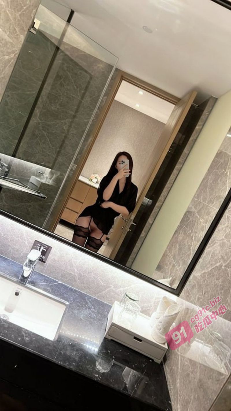 绿帽老公为满足骚妻秦薇薇的性瘾    无奈上山与朋友共同分享淫妻！