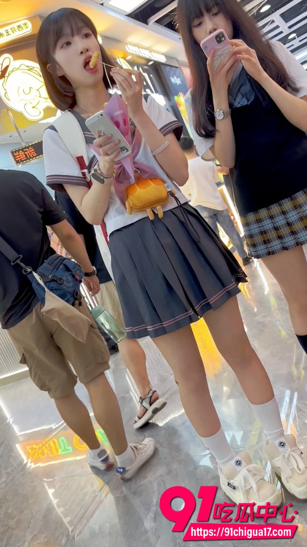 抄底大神KFC街拍JK水手服学生妹和闺蜜买串串 裙底白色内裤青涩爆表！