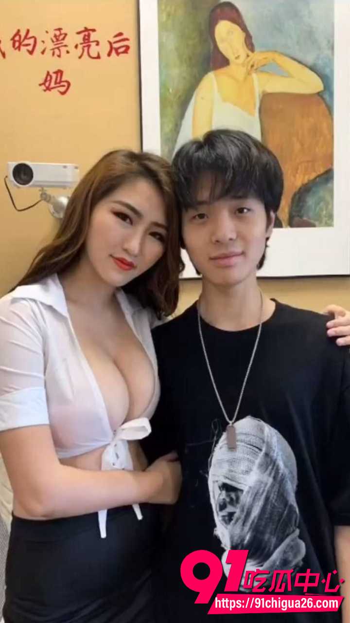沈樵限制级短剧我的漂亮后妈 丰满后妈跟老公床上大战 随后被儿子吸引 沙发亲热床上偷情