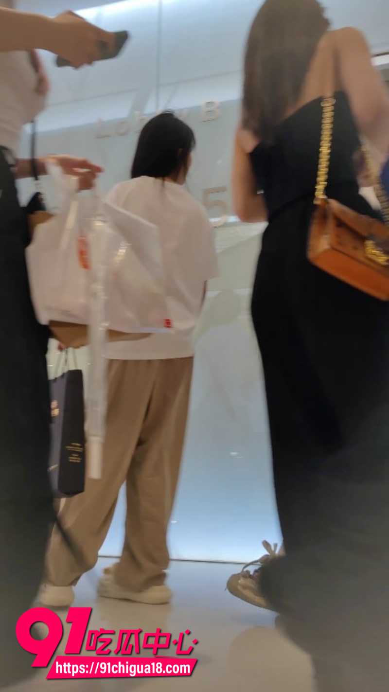 抄底大神 商场尾随长腿嫩妹极限偷拍 妹子裙下风光一览无余