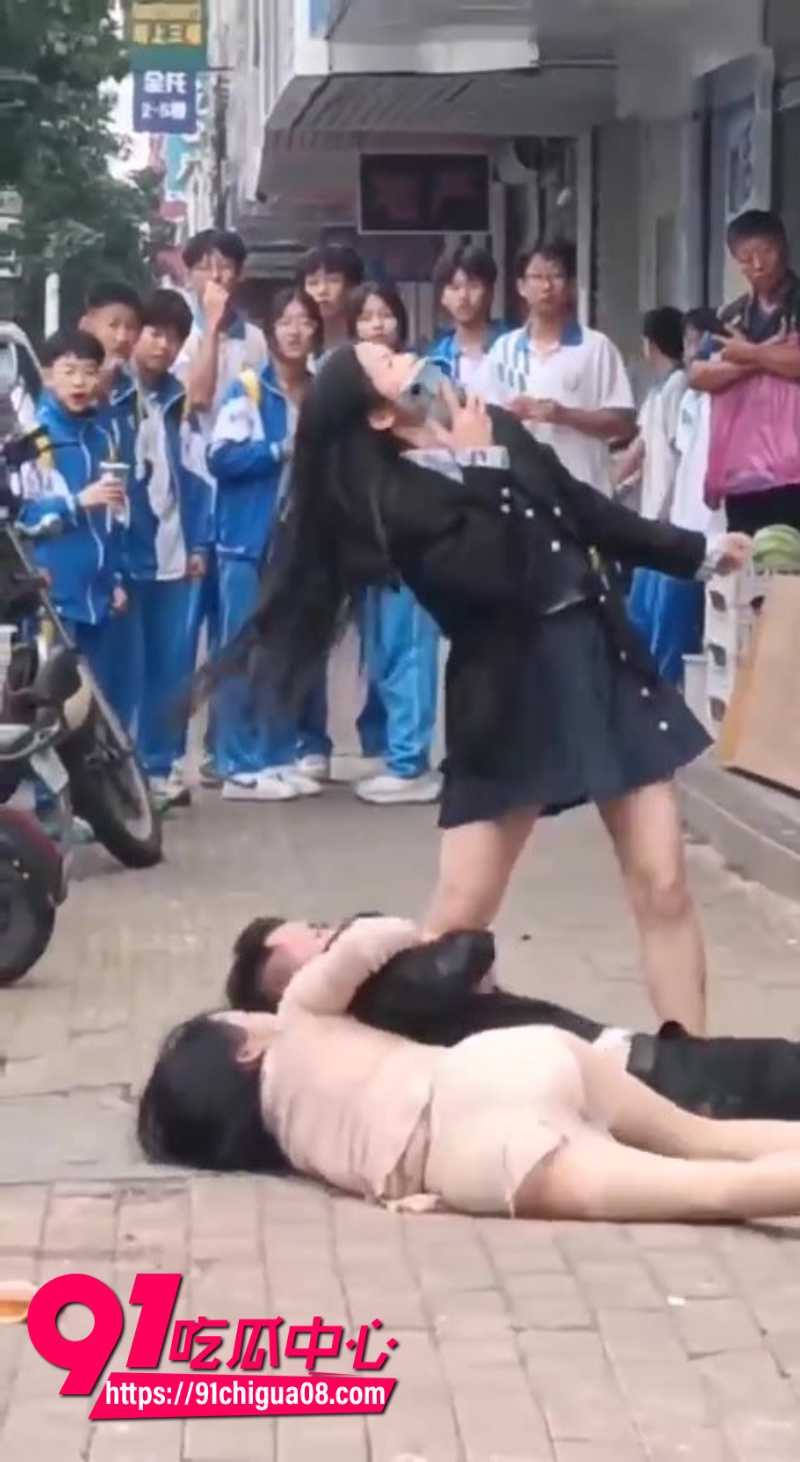 醉酒男子大白天在路边强奸长腿御姐被围观6
