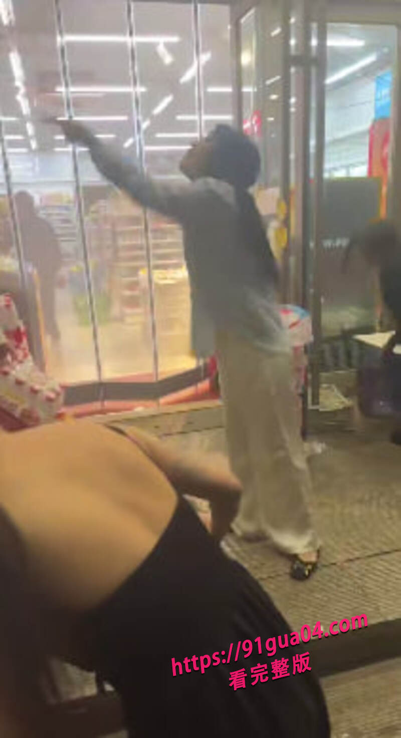 东北精神小妹街头约架01