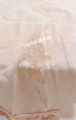 背着爸爸在隔壁房间打炮 听到要找⼈⼀起操她 瞬间来⾼潮