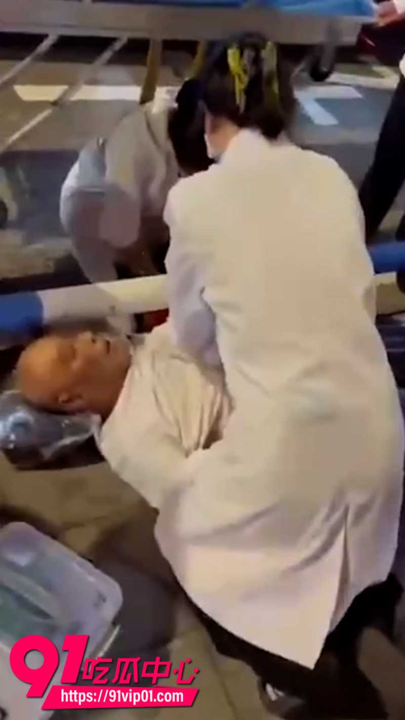 重庆街头一位大爷跟老婆吵架气的当场心脏病发作6 重庆街头一位大爷跟老婆吵架气的当场心脏病发作6