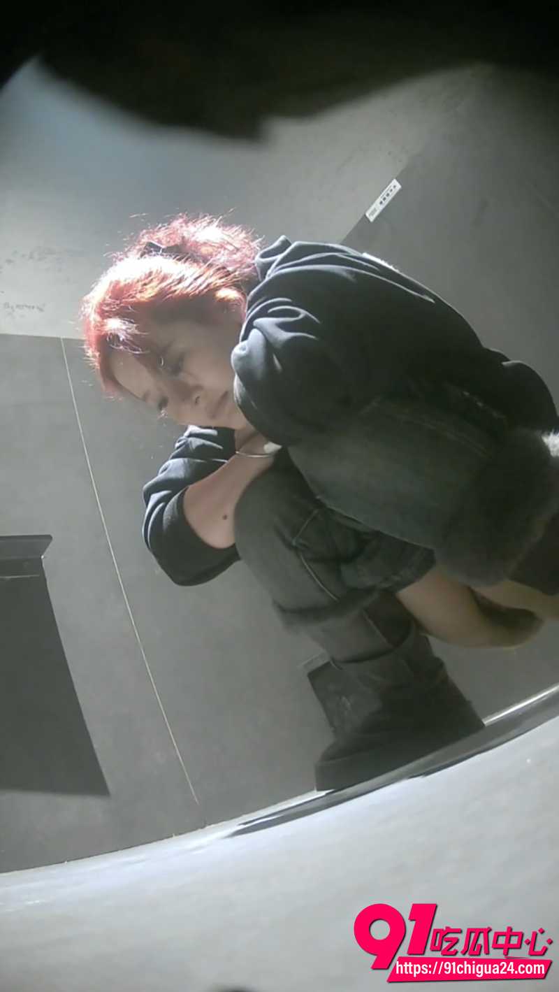 大神潜入酒吧女厕前景偷拍 高颜值靓妹肆意泄尿 嫩穴细节尽收眼底!