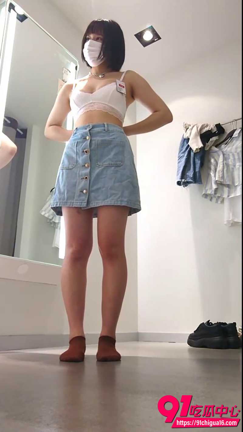 女教室换装偷拍 高颜值学生妹换装 圆润美乳笔挺撩人!