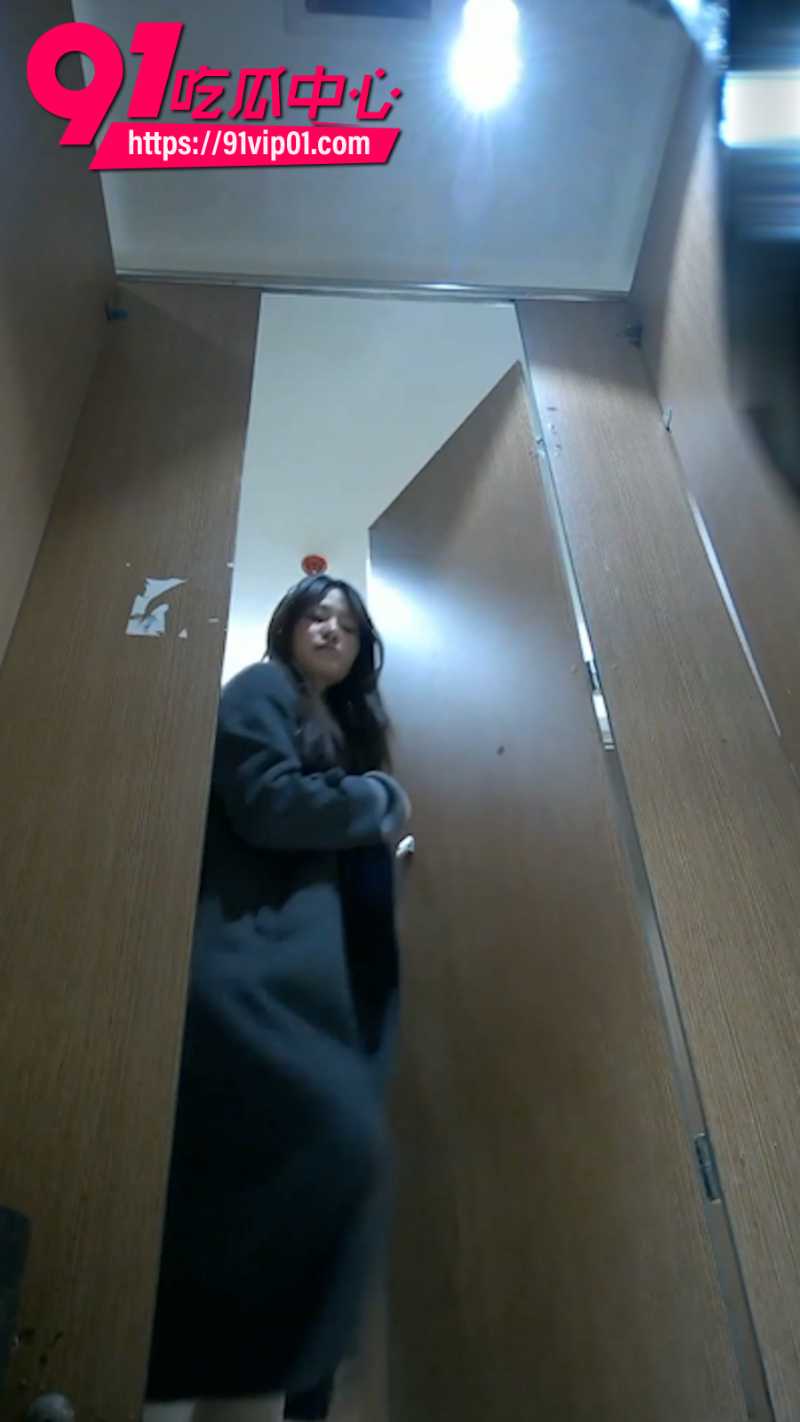 厕拍大神潜入商城女厕安装摄像头极限偷拍美女尿尿1