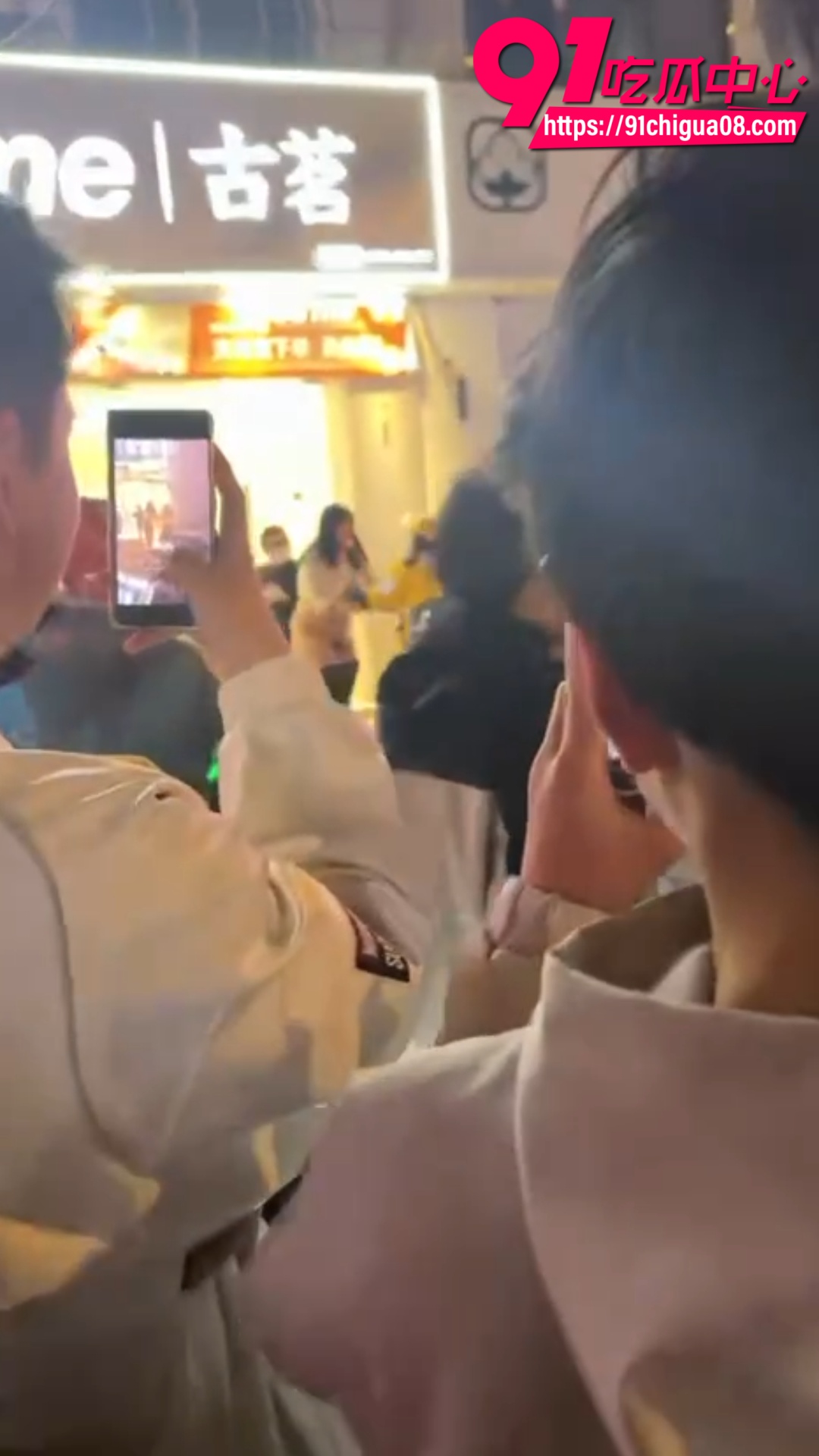 平邑莲花山古茗店前 女子网恋分手情绪崩溃 当众脱光衣服满大街找人和她做 围观者惊呆报警