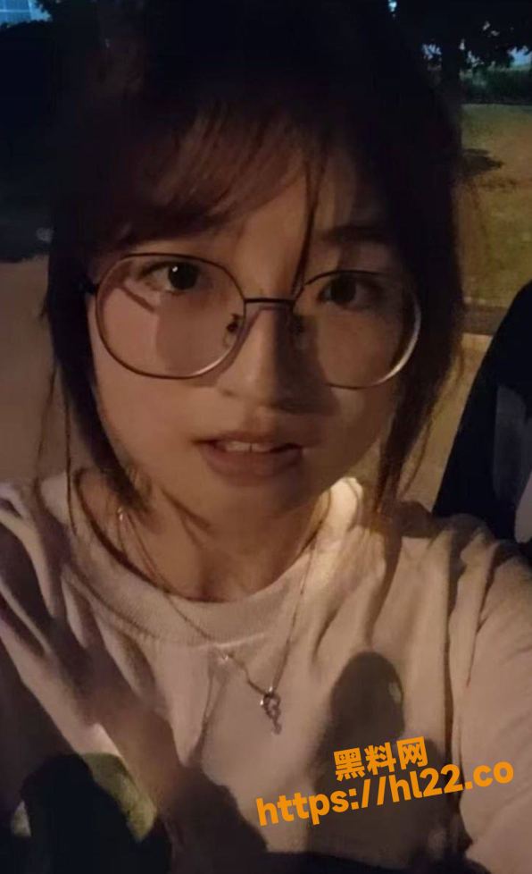 柳州职业技术学院眼镜妹韦闫妮，高反差3P被操，舔肉棒舔屁眼