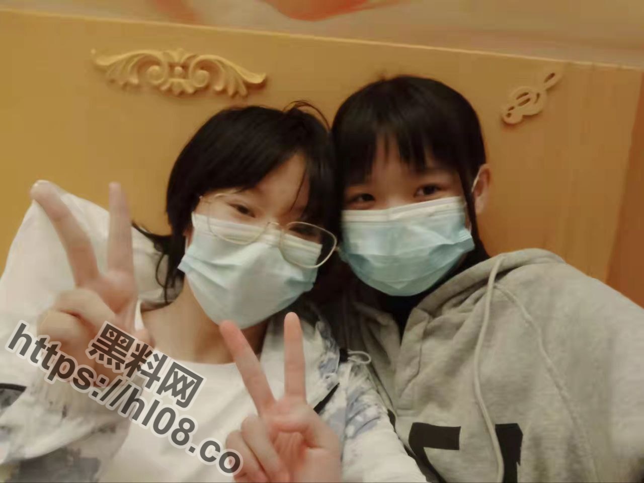天津高中学生 眼睛妹罗晓玲开学前最后的疯狂，跟网友裸聊视频，自慰给网友看