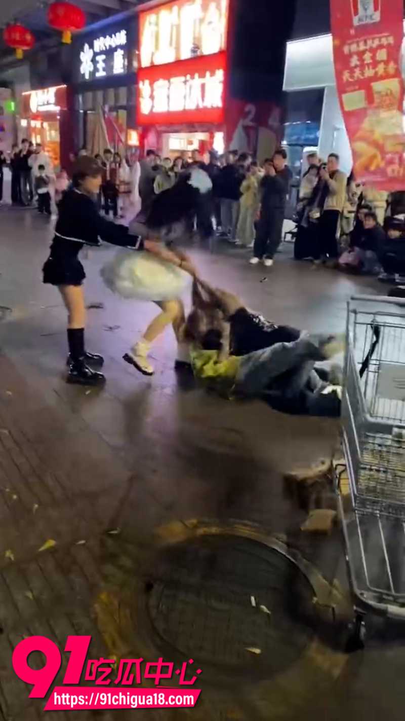 广西精神小妹在普宁广场打群架现场画面7 广西精神小妹在普宁广场打群架现场画面7
