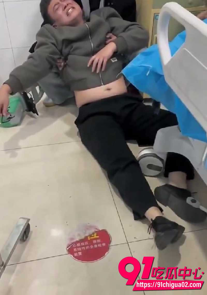 山东郯城县一中学生疑遭霸凌致死 家属抬棺堵校门怒烧纸钱 高音喇叭循环喊冤!