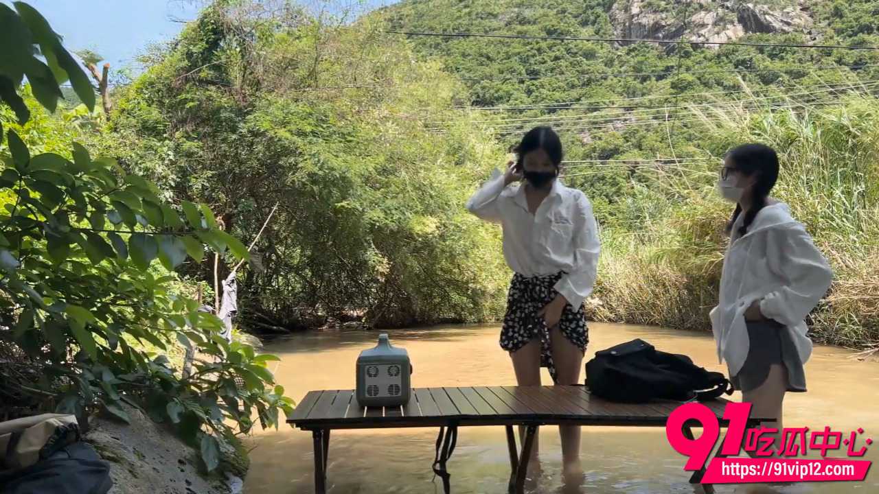 双女全裸野外休闲露营1
