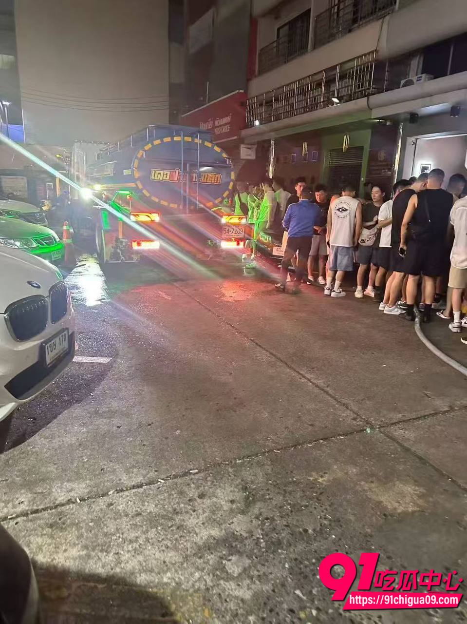 曼谷男同大淫趴现场火爆狂欢 基佬派对排队长龙到大楼前 男同群P大战轮番插肛