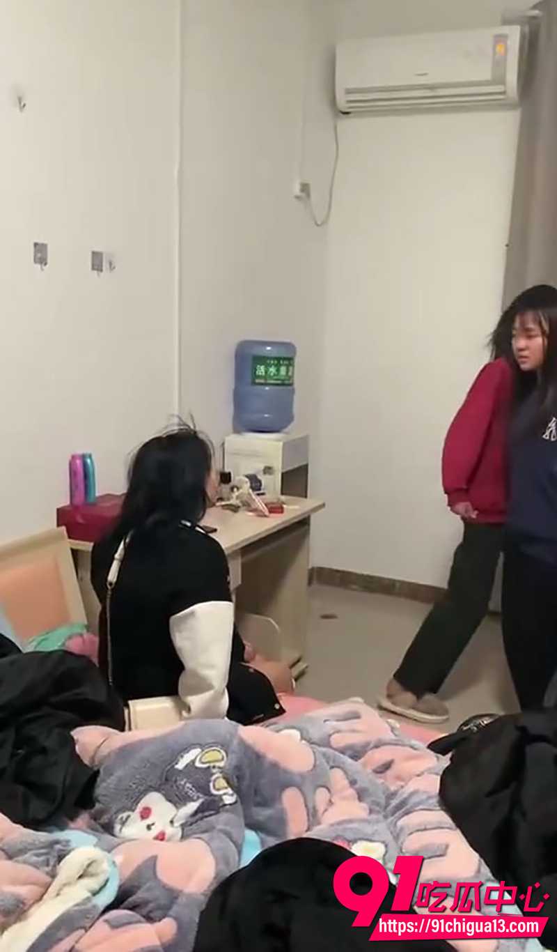 简直是畜生 精神小妹关门暴打无辜少女 同伙竟在旁边比耶炫耀！