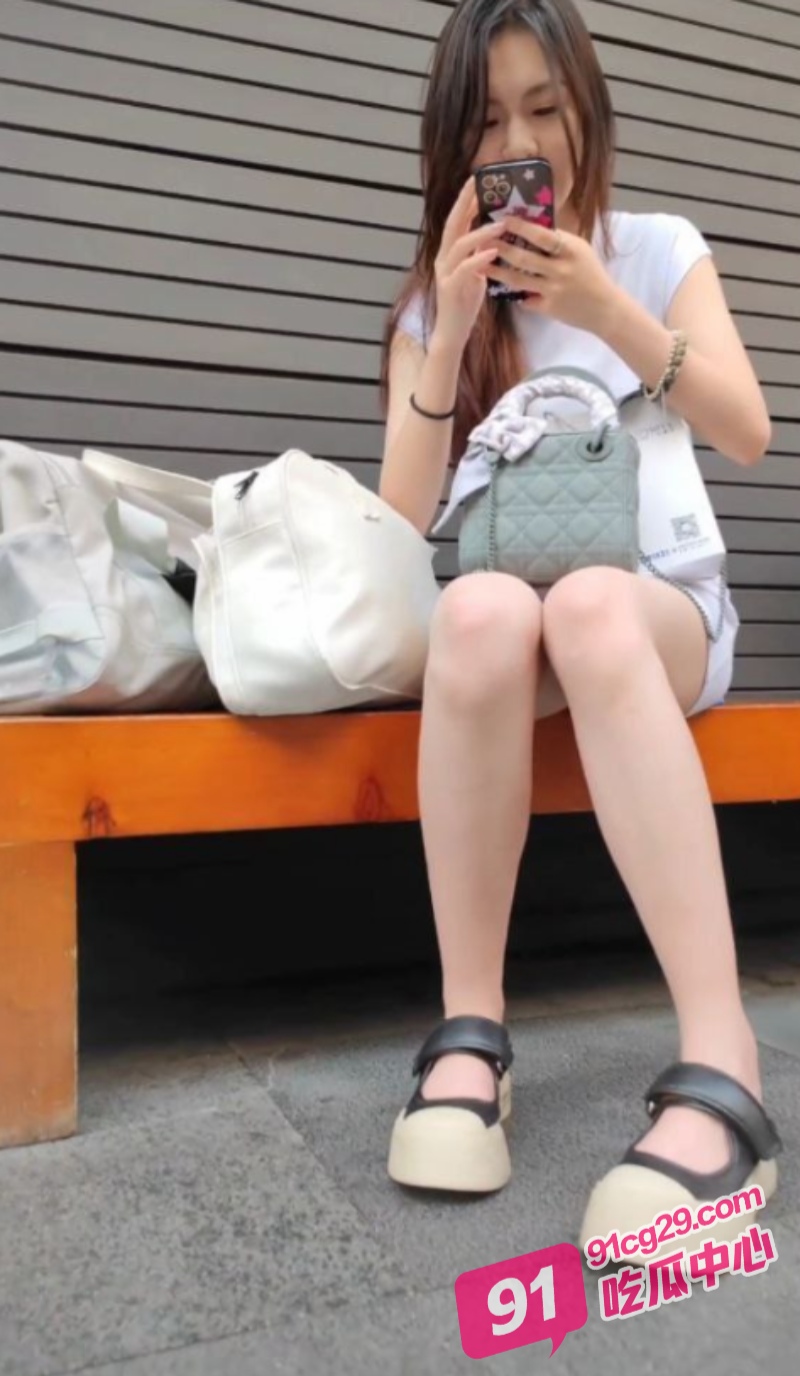 抄底哥万达广场偷拍白裙美女 白皙美腿摆动露出茂密阴毛 裙底风格尽收眼底 配图2