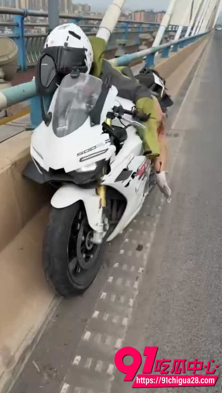 女骑士摩托车高速死亡摇摆2