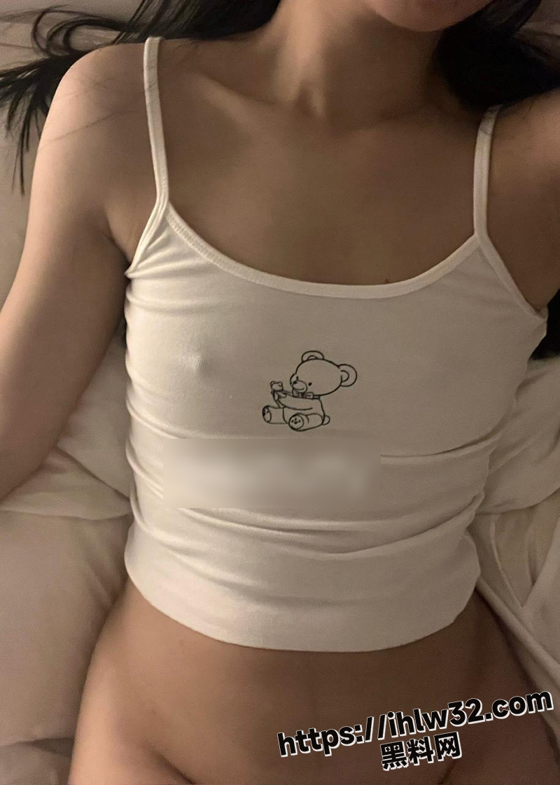 极品身材美臀纹身御姐穿女仆装被爆操！后入极品黑丝美臀 顶的啪啪作响 这种蜜桃臀谁顶得住