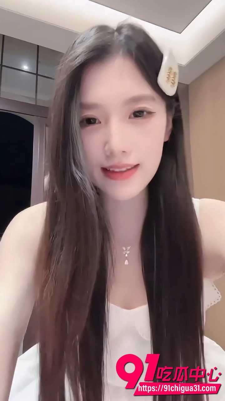 网红萧萧不吃辣直播时故意走光2