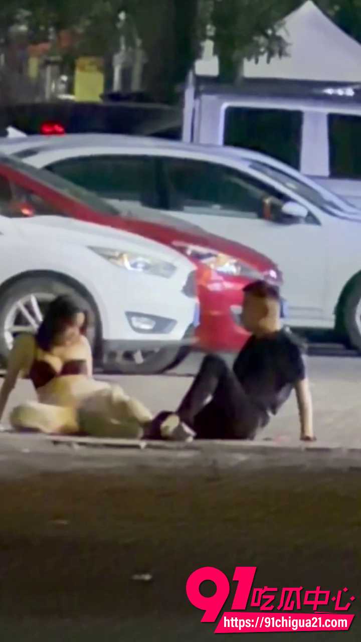 美女喝高后路边放飞自我 4