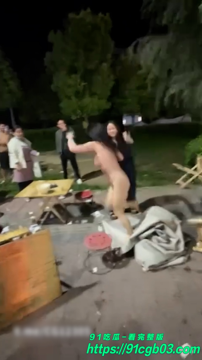 醉酒女孩当街裸奔网页素材5水印版