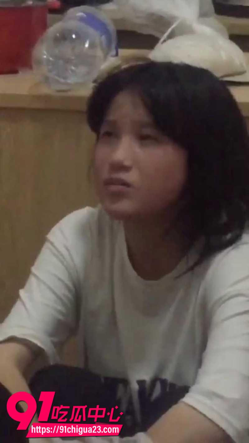 白嫩学生妹被精神小妹霸凌逼迫她当众自慰0