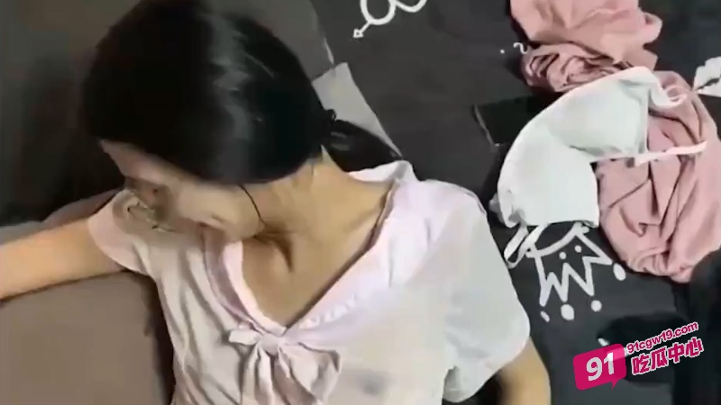 兄妹乱伦实录～禽兽哥哥精虫上脑竟让胸都没发育的亲妹妹给自己泄欲 配图