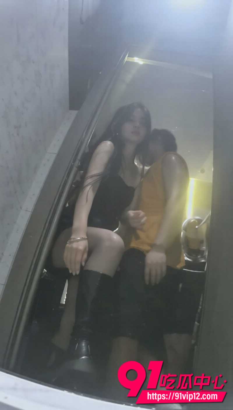 厕拍大神在酒吧女厕所安装针孔摄像头 偷拍极品美女们羞耻尿尿的画面