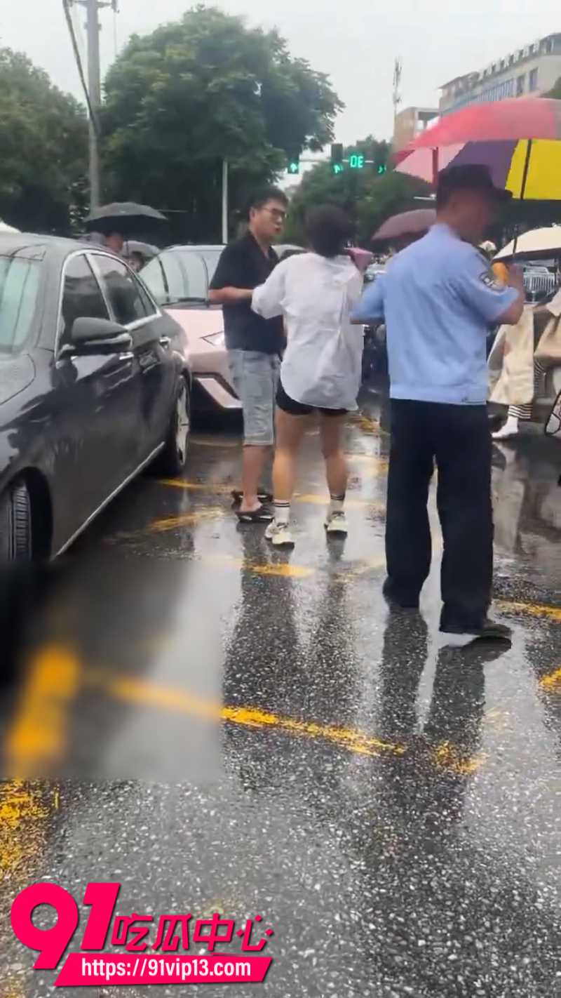 陕西理工大学女辅导员当小三被抓奸 原配尾随老公到学校门口 上演怒撕小三精彩大戏