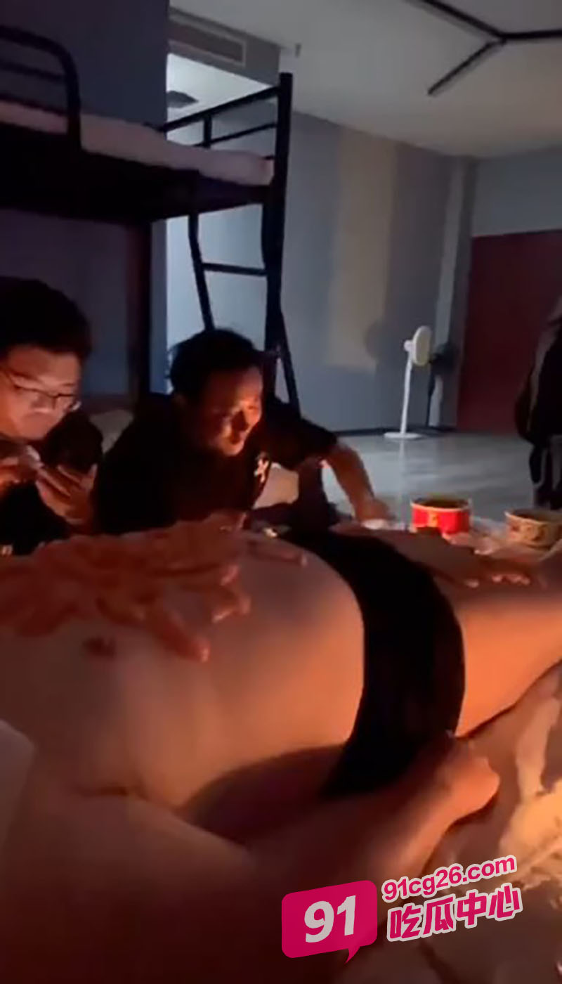 男同重口警告！云启电竞酒店男同人体盛宴 场面极度淫乱！ 配图3