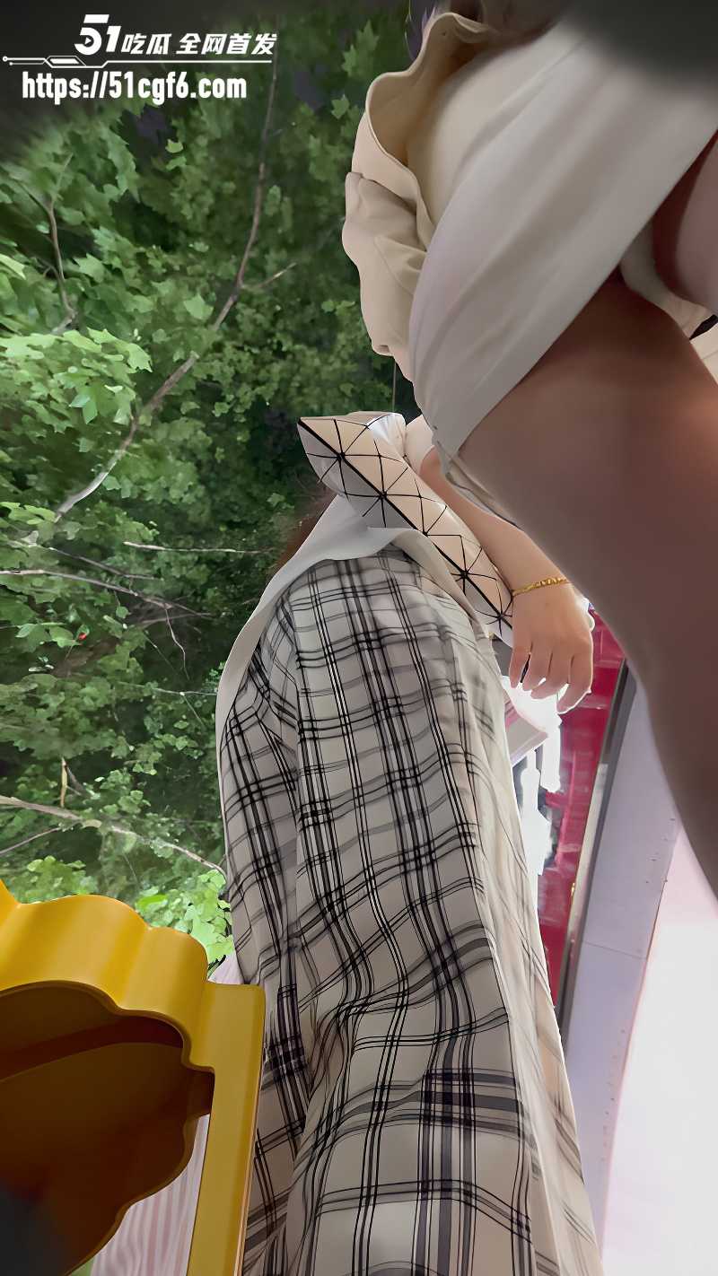 偷拍大神步行街抄底包臀裙辣妹 1