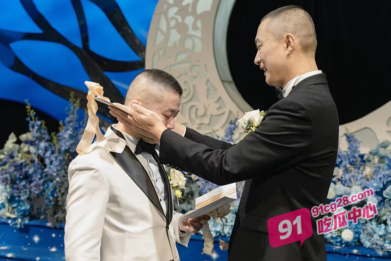 成都北湖筵禧GAY婚礼 唯爱与生命不可辜负 现场激吻太辣眼睛！
