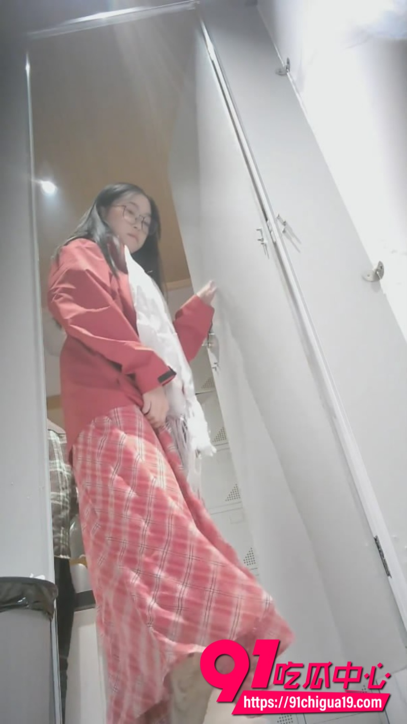 高校女厕后侧偷拍泄密1 高校女厕后侧偷拍泄密1